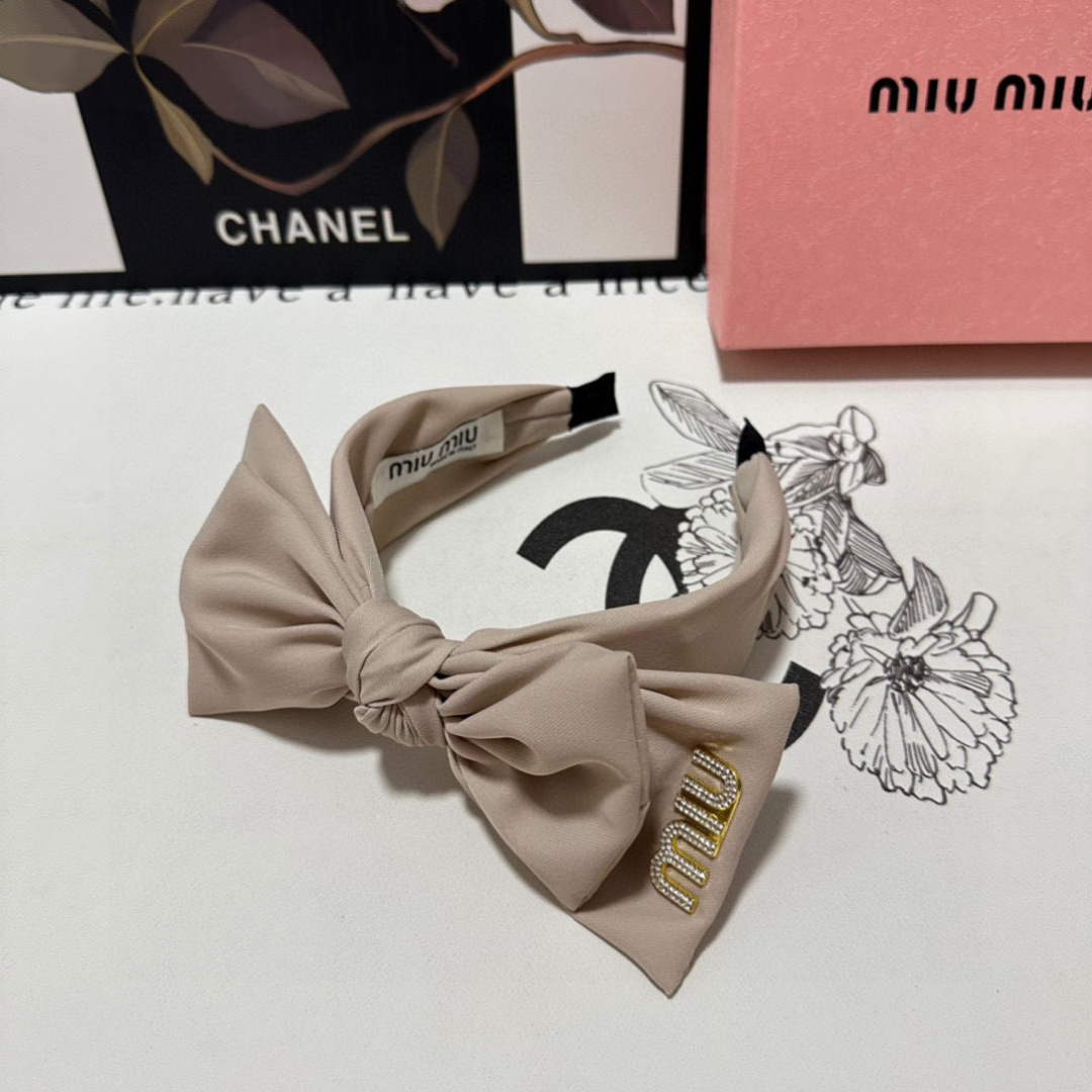  配专柜包装
MiuMiu（缪缪）最新发箍
小仙女快入手
特殊材质 不嘞头
可盐可甜～