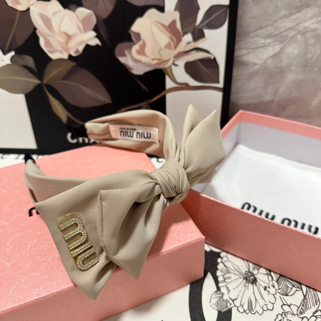  配专柜包装
MiuMiu（缪缪）最新发箍
小仙女快入手
特殊材质 不嘞头
可盐可甜～