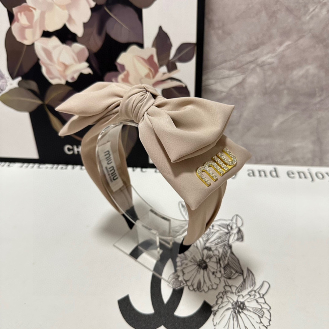  配专柜包装
MiuMiu（缪缪）最新发箍
小仙女快入手
特殊材质 不嘞头
可盐可甜～