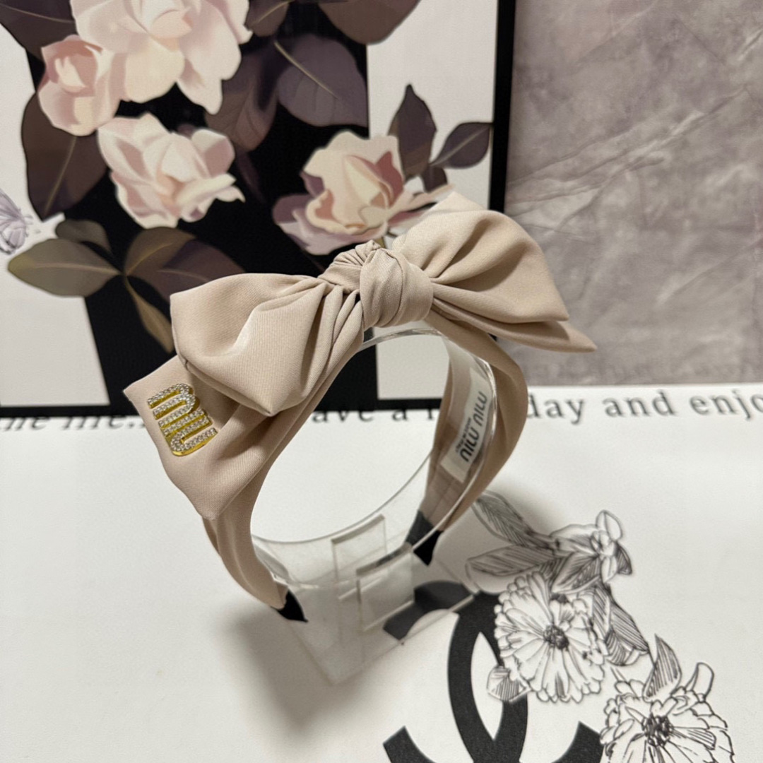  配专柜包装
MiuMiu（缪缪）最新发箍
小仙女快入手
特殊材质 不嘞头
可盐可甜～