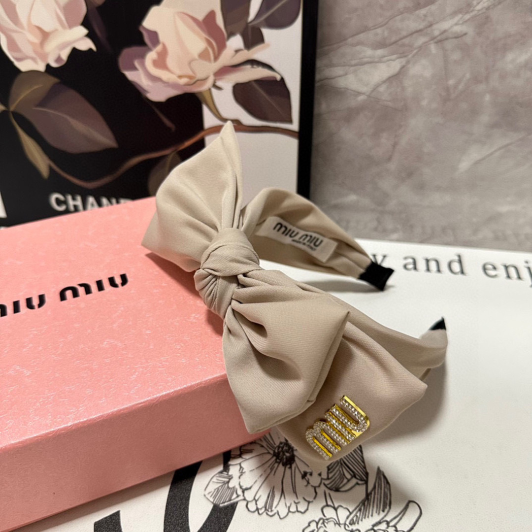  配专柜包装
MiuMiu（缪缪）最新发箍
小仙女快入手
特殊材质 不嘞头
可盐可甜～