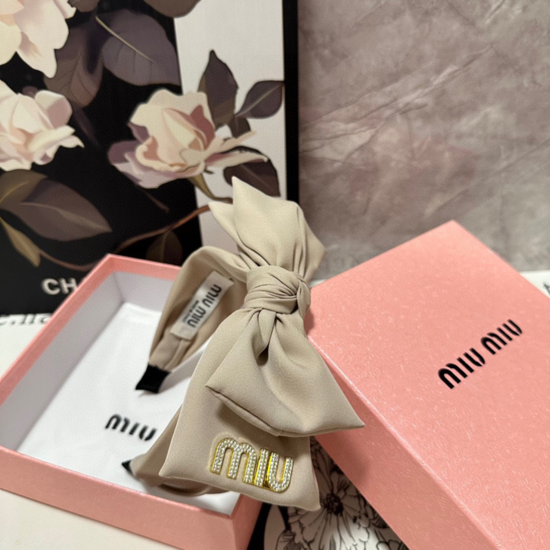  配专柜包装
MiuMiu（缪缪）最新发箍
小仙女快入手
特殊材质 不嘞头
可盐可甜～