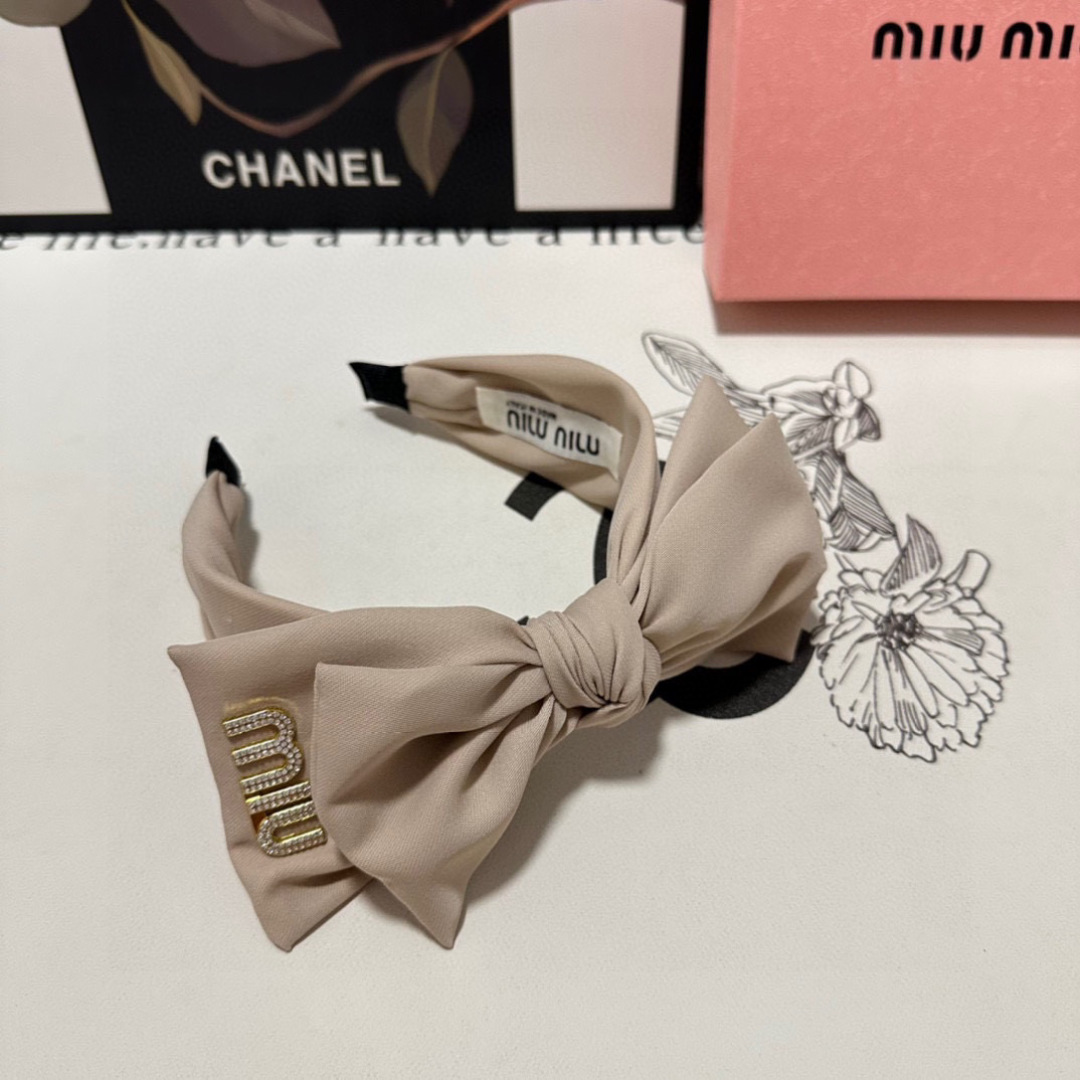  配专柜包装
MiuMiu（缪缪）最新发箍
小仙女快入手
特殊材质 不嘞头
可盐可甜～