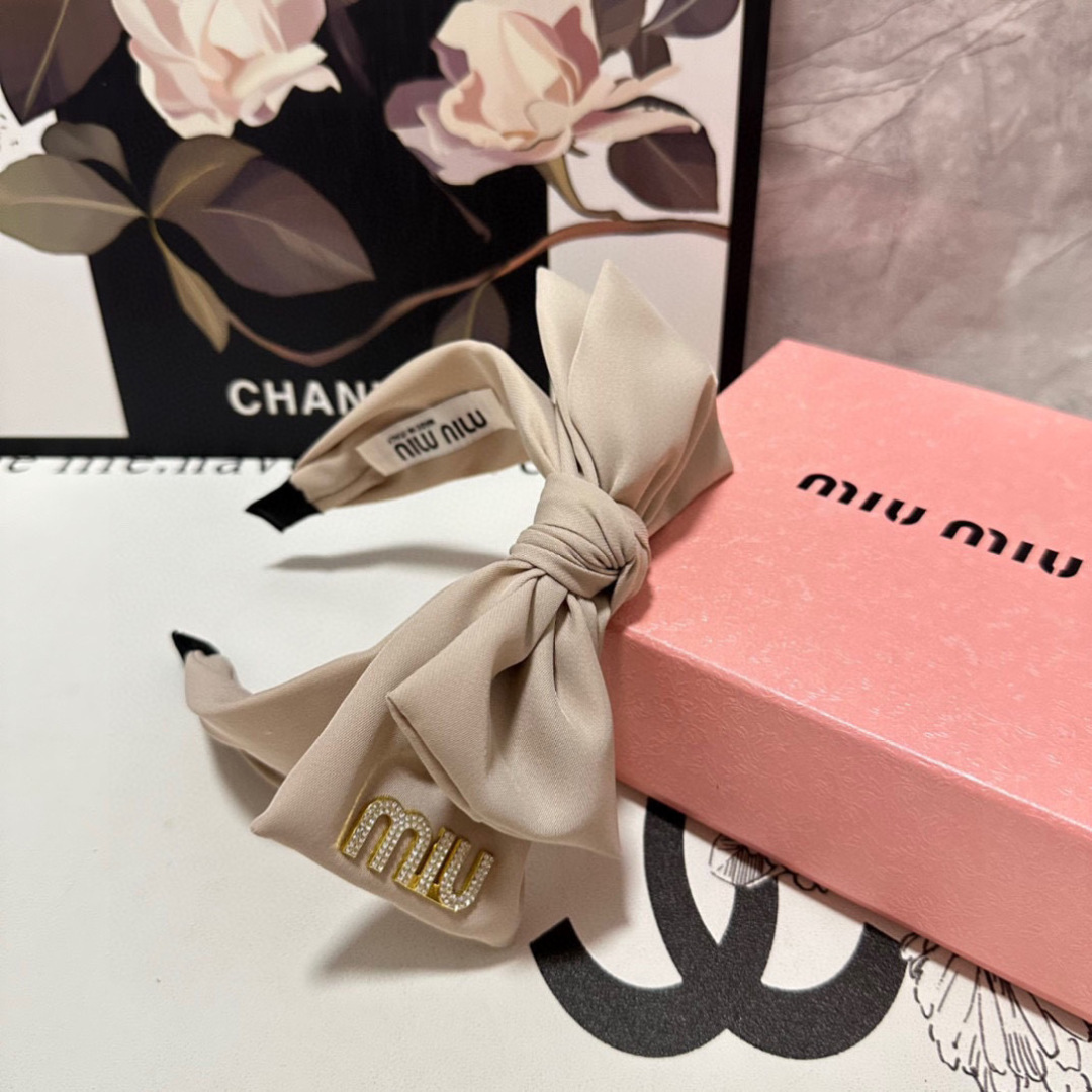  配专柜包装
MiuMiu（缪缪）最新发箍
小仙女快入手
特殊材质 不嘞头
可盐可甜～