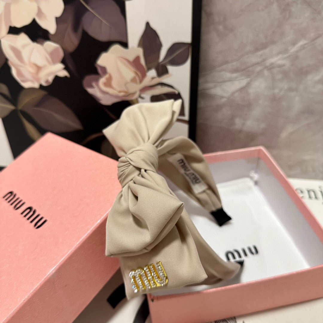  配专柜包装
MiuMiu（缪缪）最新发箍
小仙女快入手
特殊材质 不嘞头
可盐可甜～