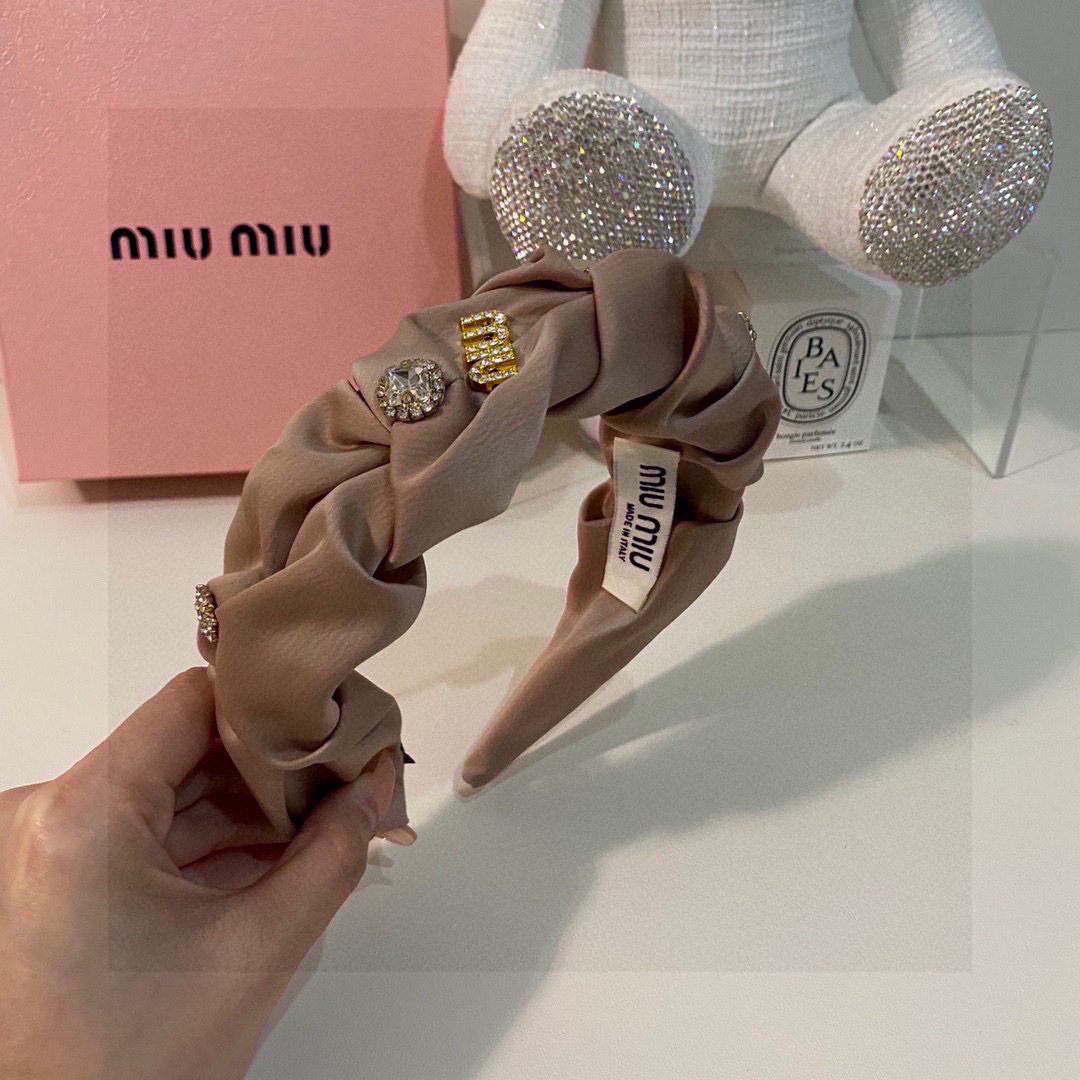   配专柜包装
MIUMIU（缪缪）春夏名媛珍珠花苞高工发箍
摸起来特别有质感💜高工制作 时髦精 小仙女