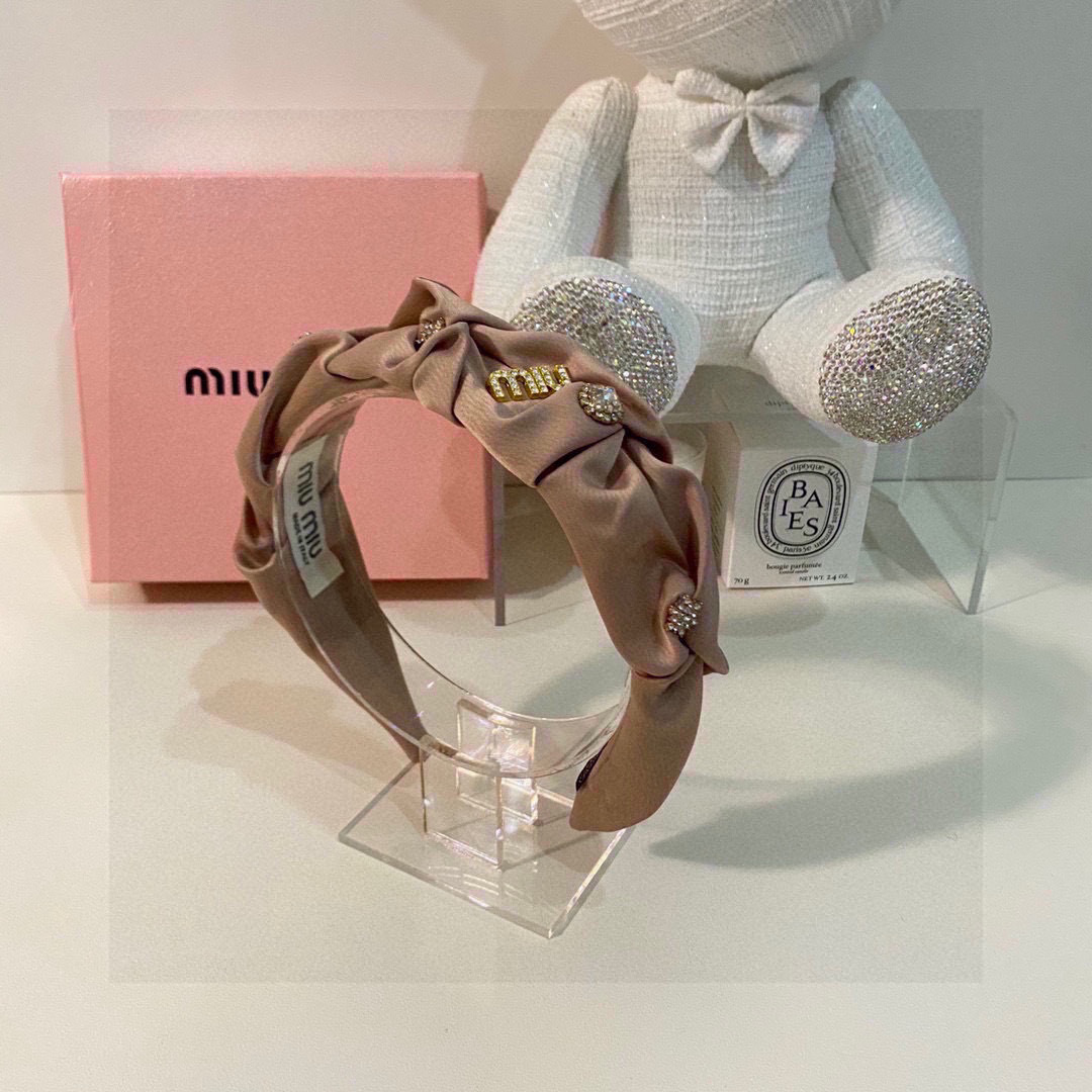   配专柜包装
MIUMIU（缪缪）春夏名媛珍珠花苞高工发箍
摸起来特别有质感💜高工制作 时髦精 小仙女