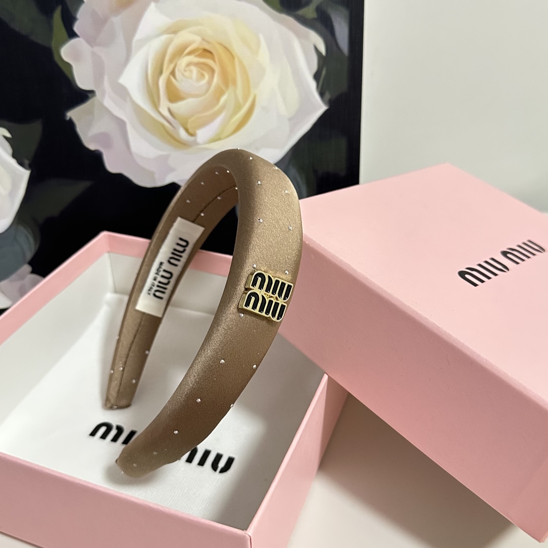  配专柜包装
MiuMiu（缪缪）最新发箍
小仙女快入手
特殊材质 不嘞头
可盐可甜～