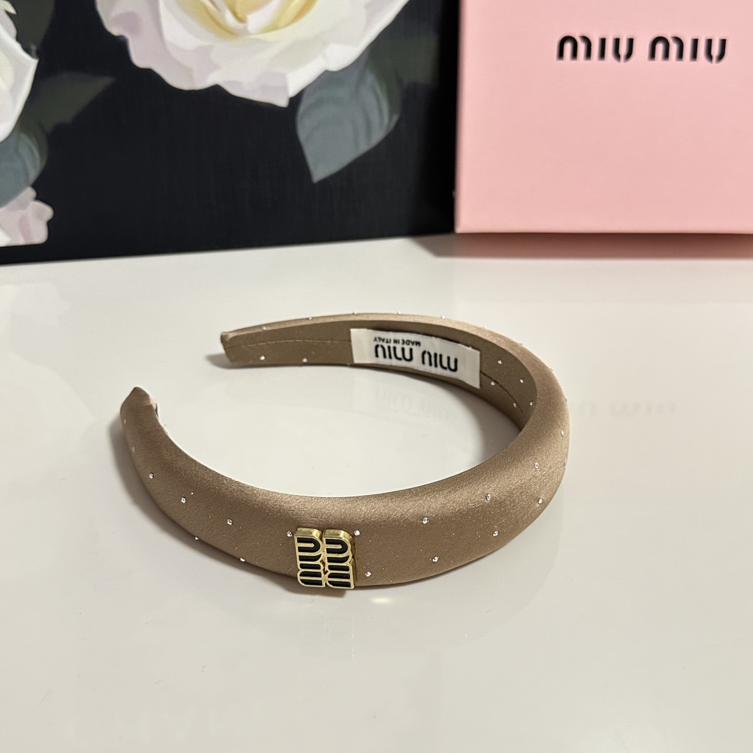  配专柜包装
MiuMiu（缪缪）最新发箍
小仙女快入手
特殊材质 不嘞头
可盐可甜～