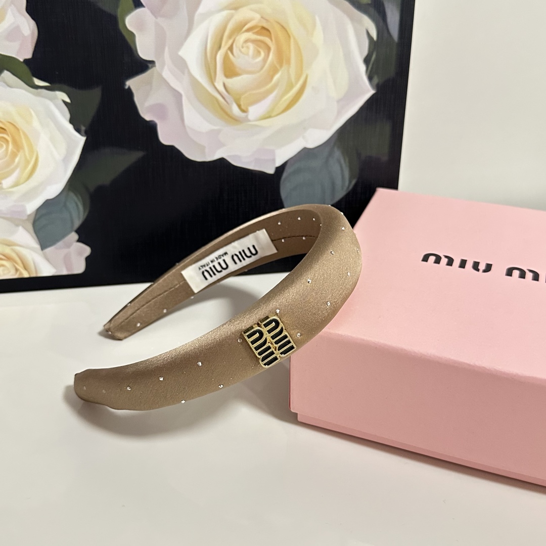  配专柜包装
MiuMiu（缪缪）最新发箍
小仙女快入手
特殊材质 不嘞头
可盐可甜～