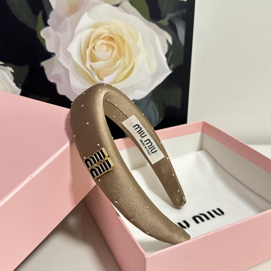  配专柜包装
MiuMiu（缪缪）最新发箍
小仙女快入手
特殊材质 不嘞头
可盐可甜～