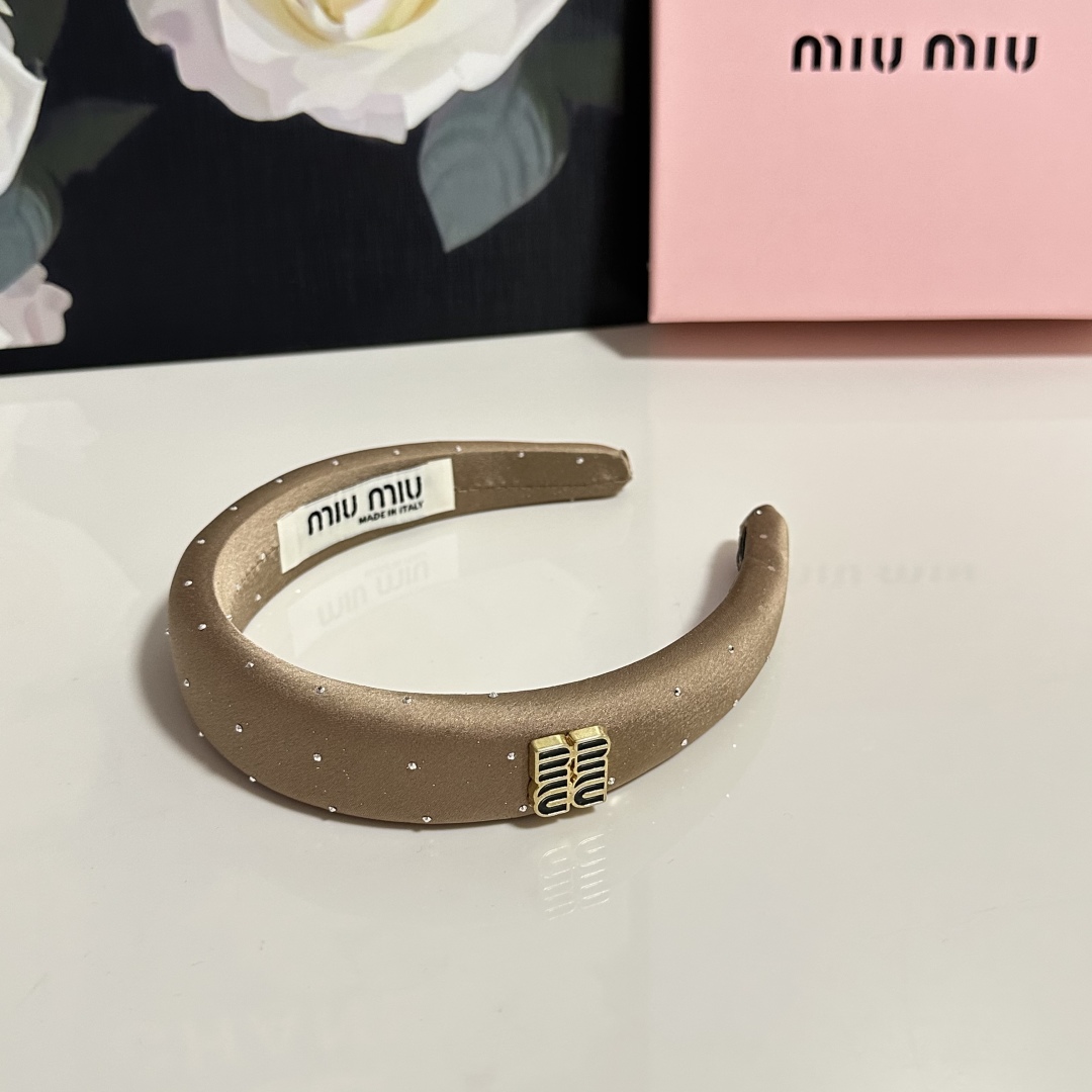  配专柜包装
MiuMiu（缪缪）最新发箍
小仙女快入手
特殊材质 不嘞头
可盐可甜～