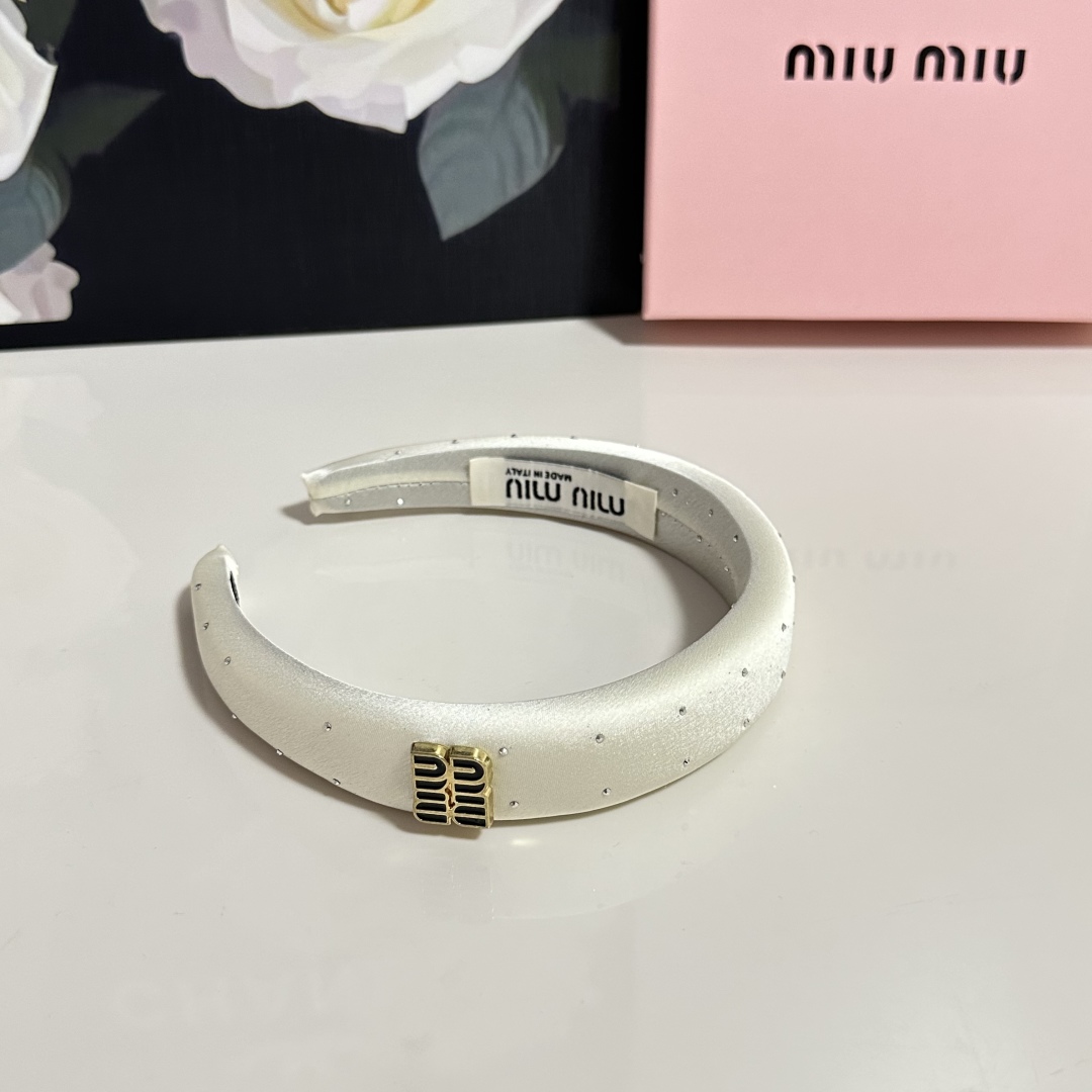 配专柜包装
MiuMiu（缪缪）最新发箍
小仙女快入手
特殊材质 不嘞头
可盐可甜～