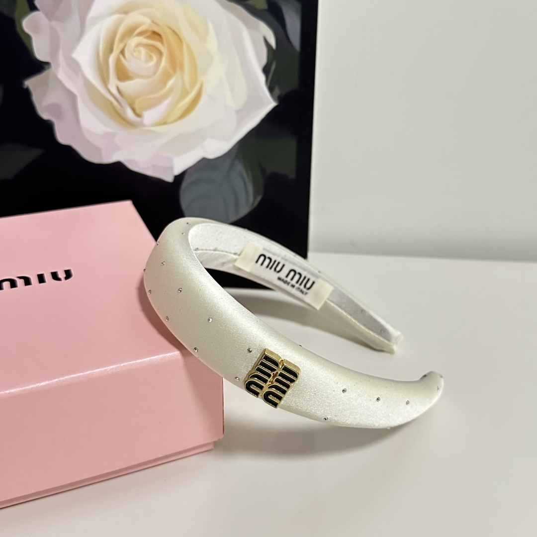  配专柜包装
MiuMiu（缪缪）最新发箍
小仙女快入手
特殊材质 不嘞头
可盐可甜～