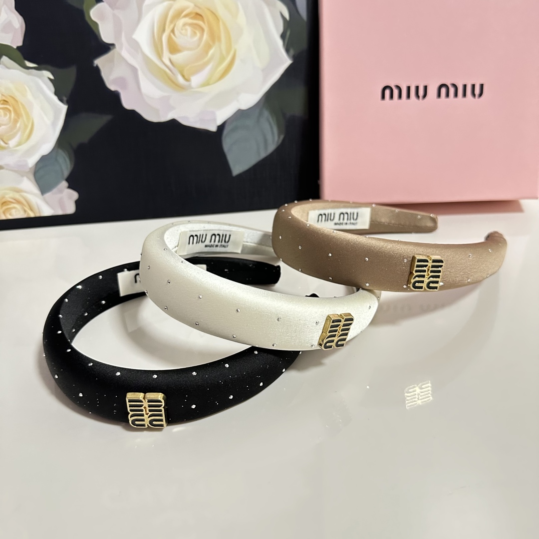  配专柜包装
MiuMiu（缪缪）最新发箍
小仙女快入手
特殊材质 不嘞头
可盐可甜～