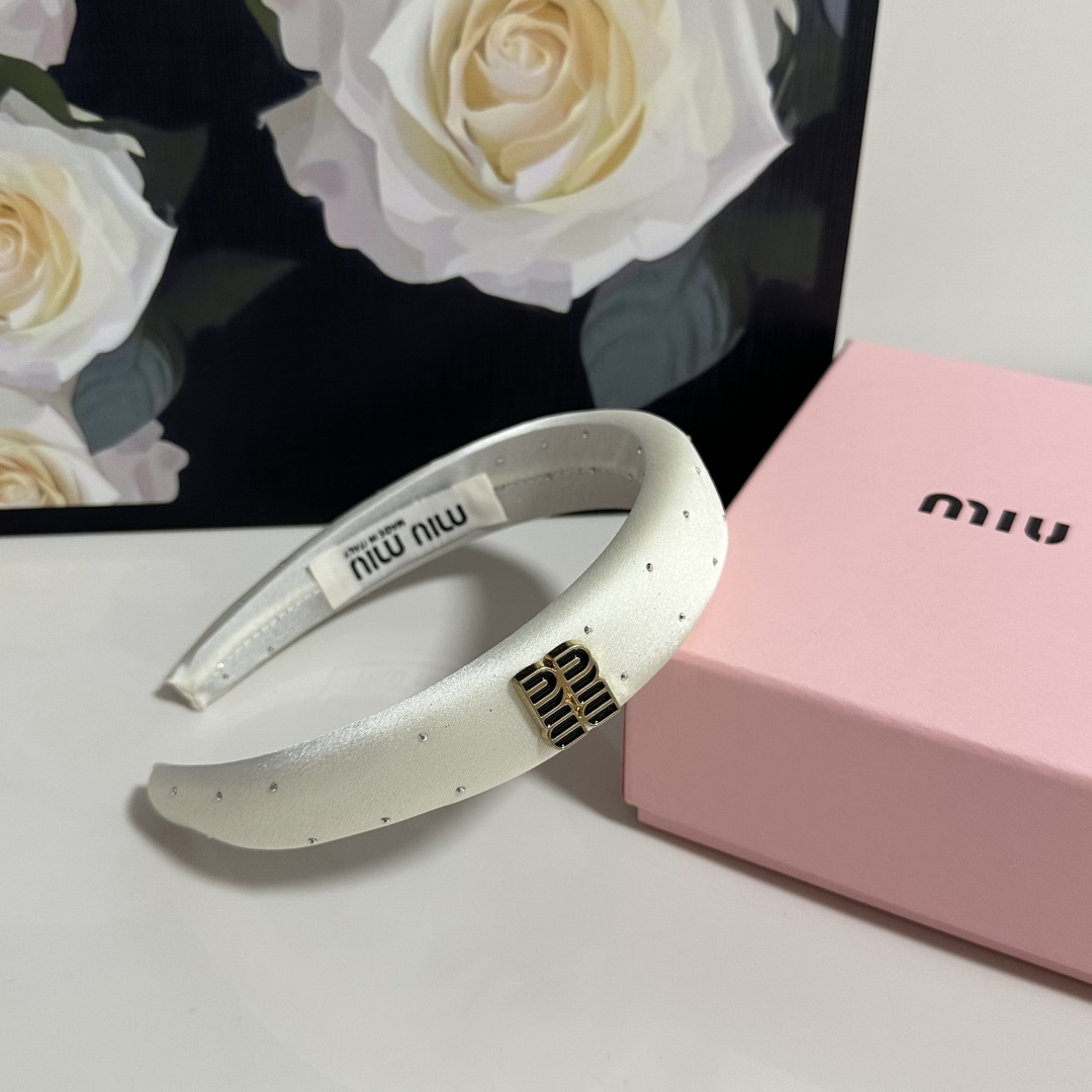  配专柜包装
MiuMiu（缪缪）最新发箍
小仙女快入手
特殊材质 不嘞头
可盐可甜～