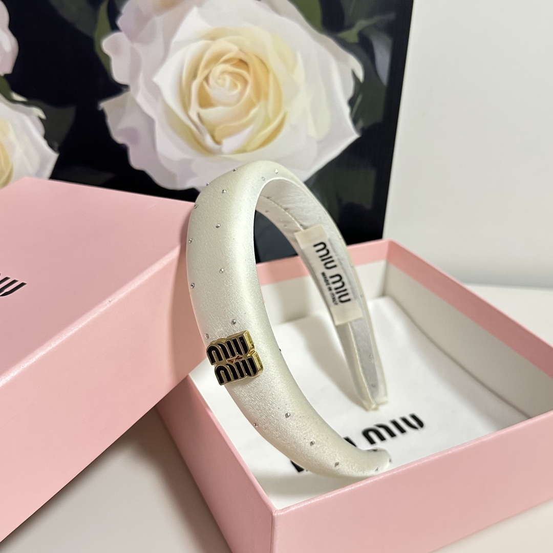  配专柜包装
MiuMiu（缪缪）最新发箍
小仙女快入手
特殊材质 不嘞头
可盐可甜～