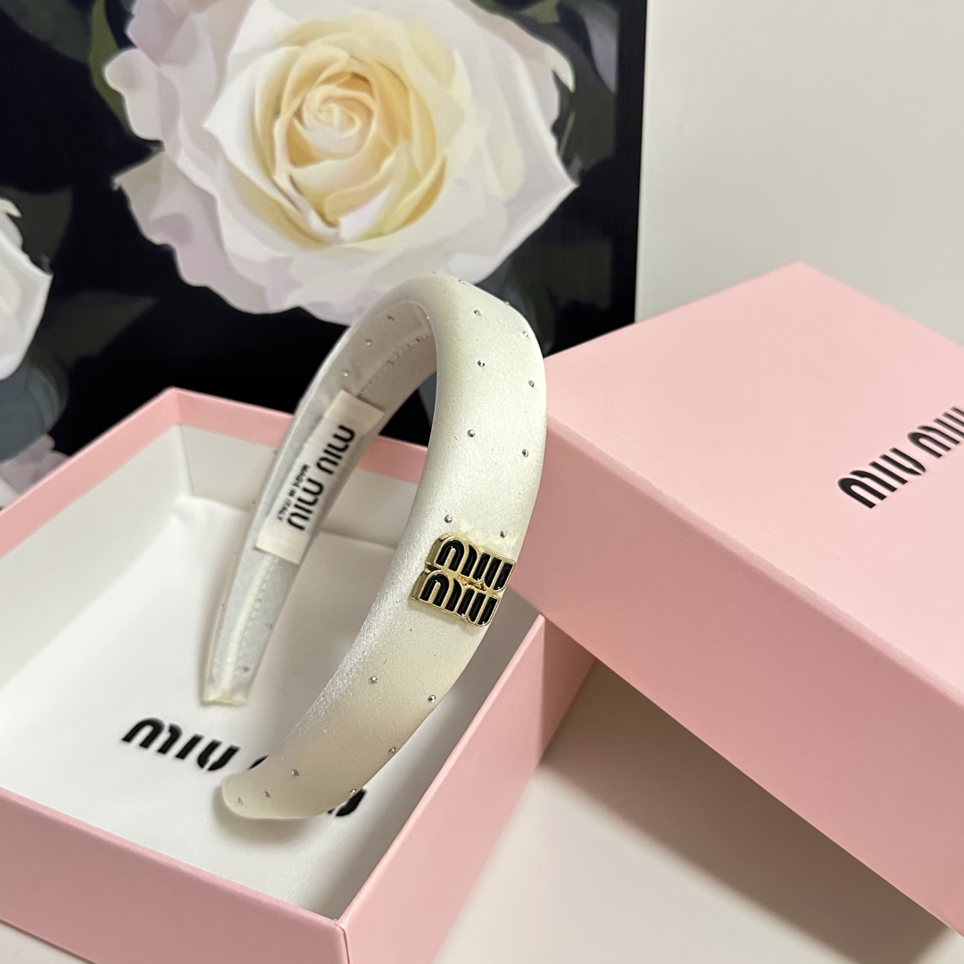  配专柜包装
MiuMiu（缪缪）最新发箍
小仙女快入手
特殊材质 不嘞头
可盐可甜～
