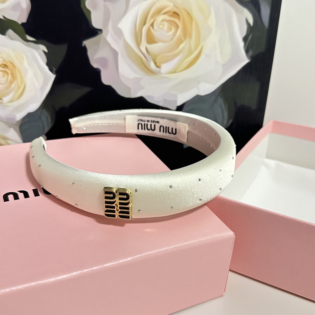  配专柜包装
MiuMiu（缪缪）最新发箍
小仙女快入手
特殊材质 不嘞头
可盐可甜～