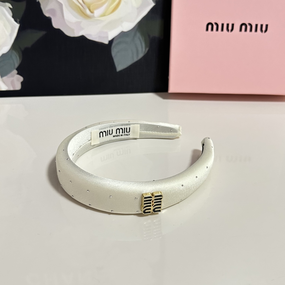  配专柜包装
MiuMiu（缪缪）最新发箍
小仙女快入手
特殊材质 不嘞头
可盐可甜～