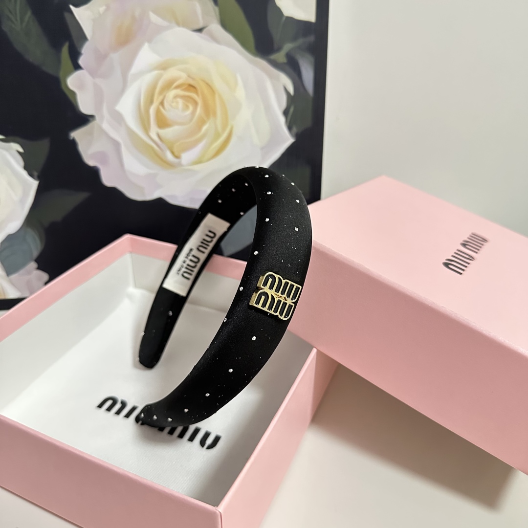  配专柜包装
MiuMiu（缪缪）最新发箍
小仙女快入手
特殊材质 不嘞头
可盐可甜～
