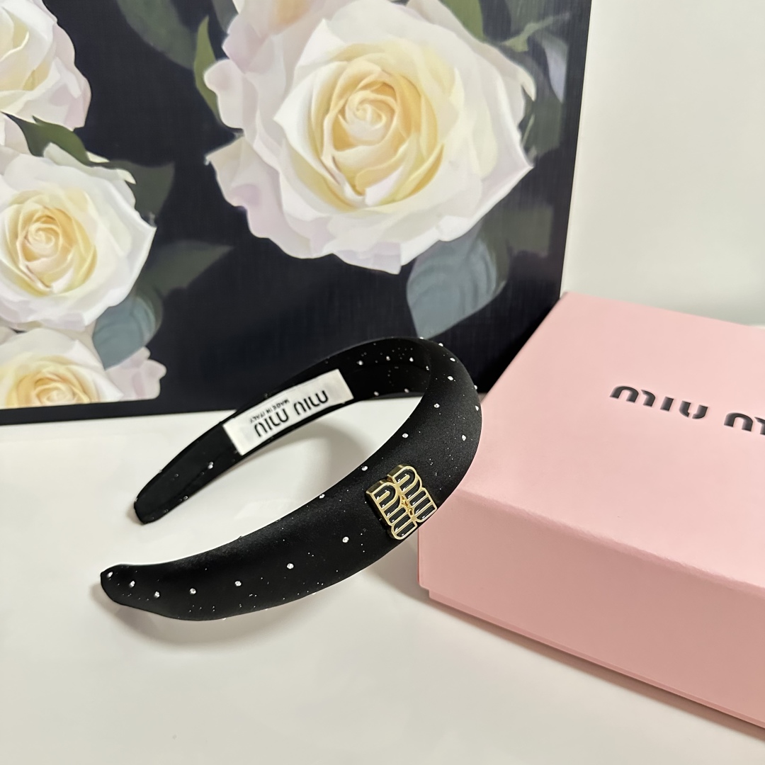  配专柜包装
MiuMiu（缪缪）最新发箍
小仙女快入手
特殊材质 不嘞头
可盐可甜～