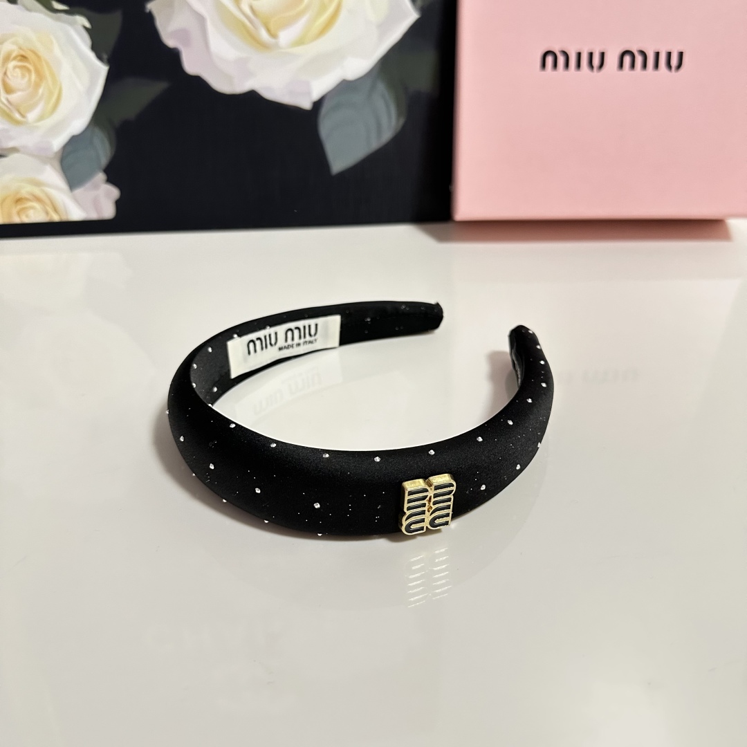  配专柜包装
MiuMiu（缪缪）最新发箍
小仙女快入手
特殊材质 不嘞头
可盐可甜～