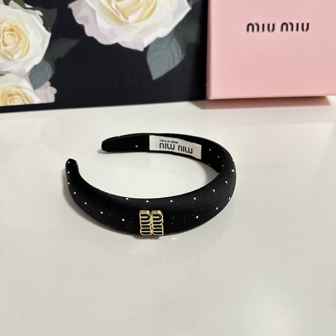  配专柜包装
MiuMiu（缪缪）最新发箍
小仙女快入手
特殊材质 不嘞头
可盐可甜～