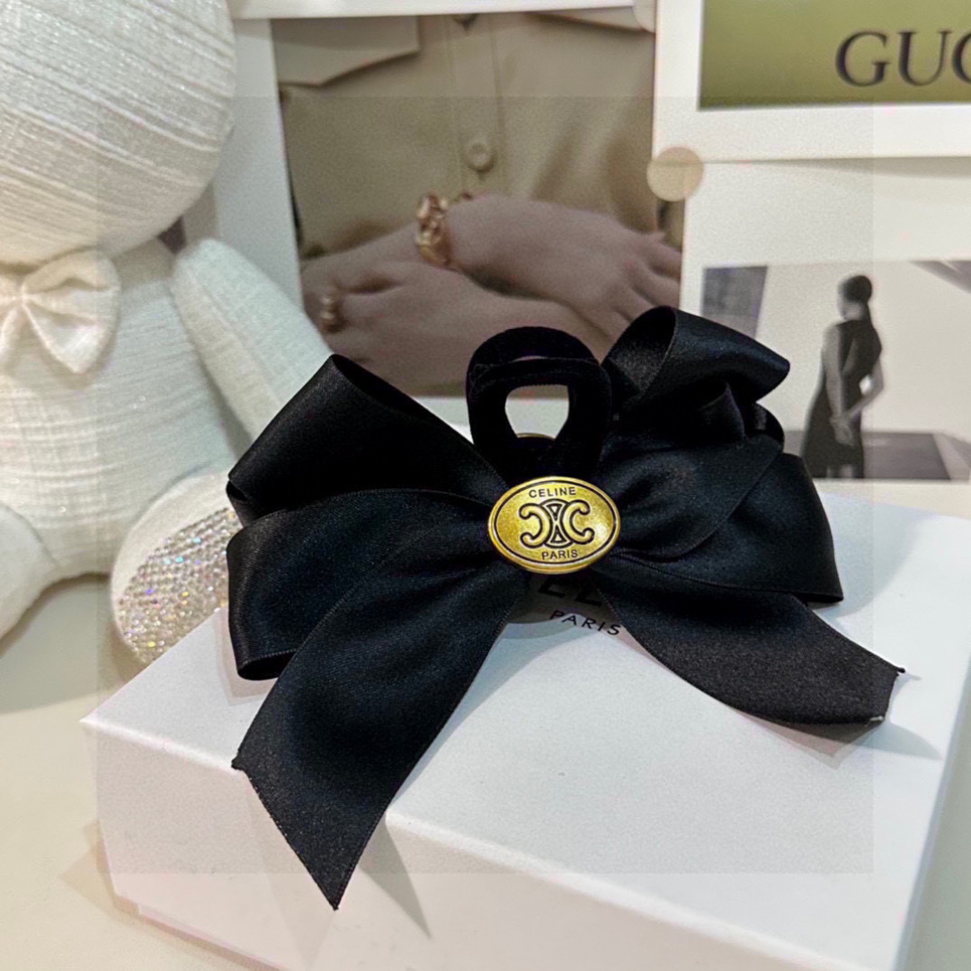 （单个）配专柜包装 
CELINE（赛琳）最新爆款来啦✨💫
中古vintage复古五金抓夹
优雅的gir