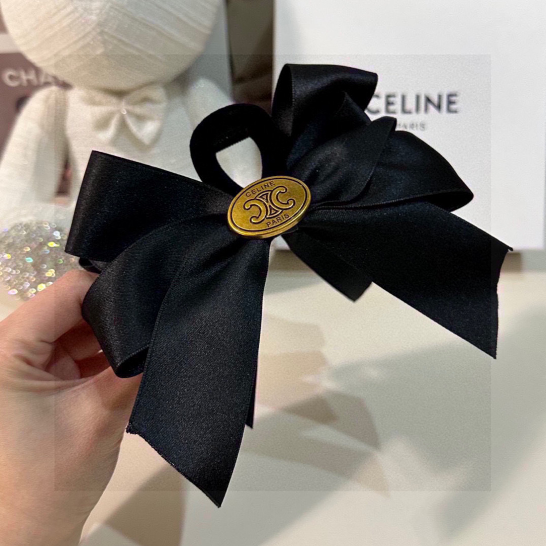 （单个）配专柜包装 
CELINE（赛琳）最新爆款来啦✨💫
中古vintage复古五金抓夹
优雅的gir