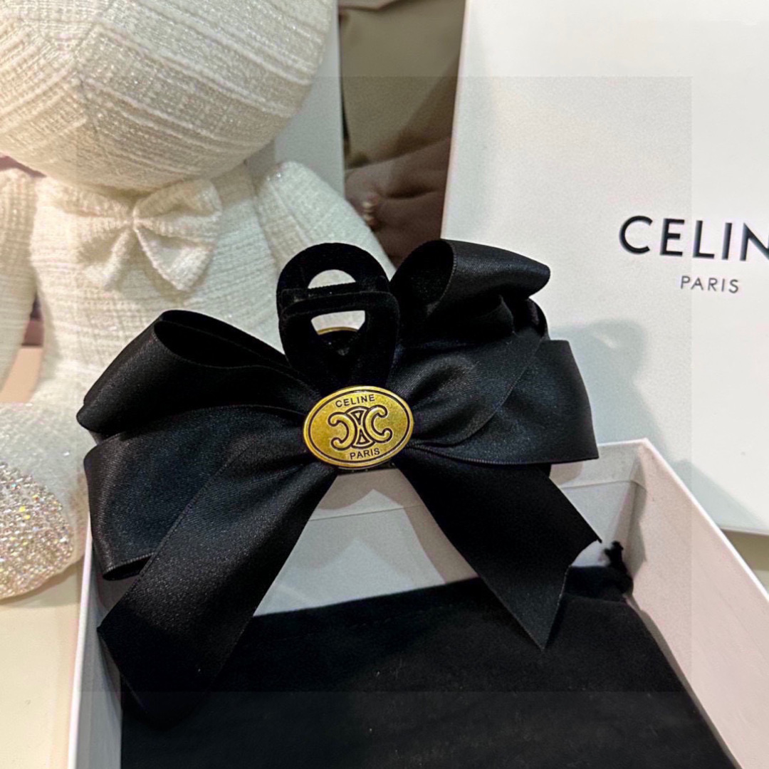 （单个）配专柜包装 
CELINE（赛琳）最新爆款来啦✨💫
中古vintage复古五金抓夹
优雅的gir