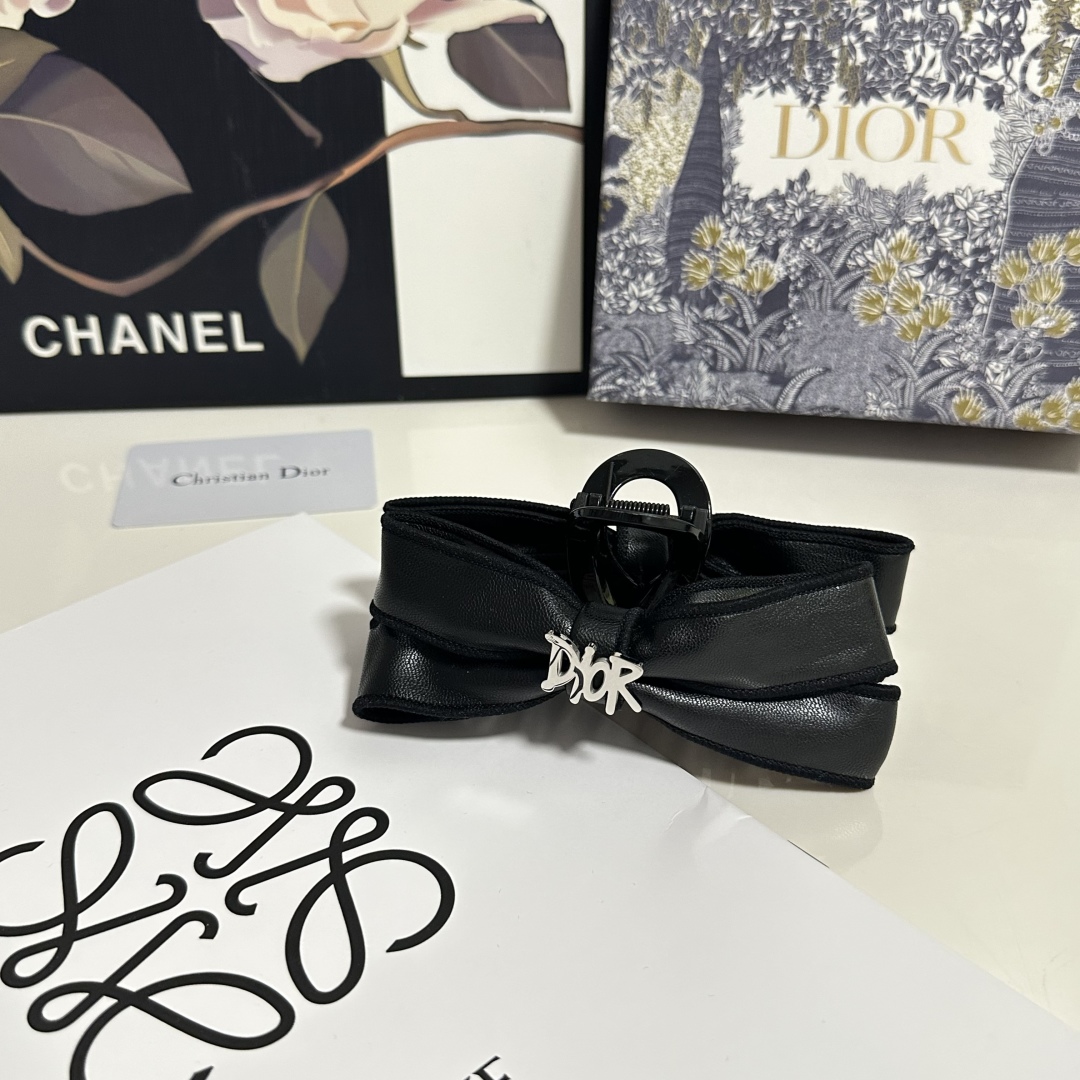（单个）配专柜包装 
DIOR（迪奥）中古vintage复古五金抓夹
优雅的girl值得入手 非常好搭配