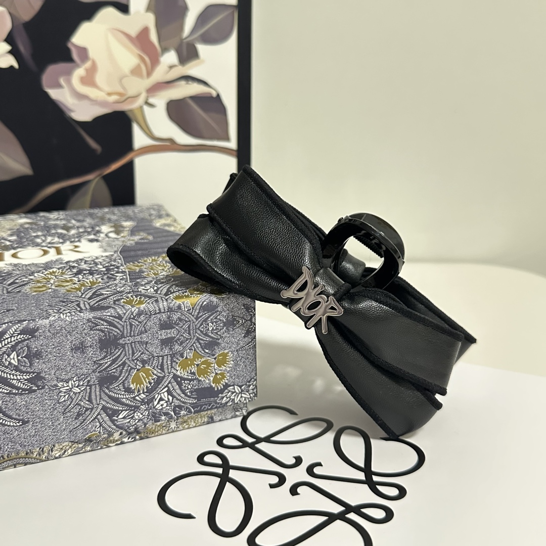 （单个）配专柜包装 
DIOR（迪奥）中古vintage复古五金抓夹
优雅的girl值得入手 非常好搭配