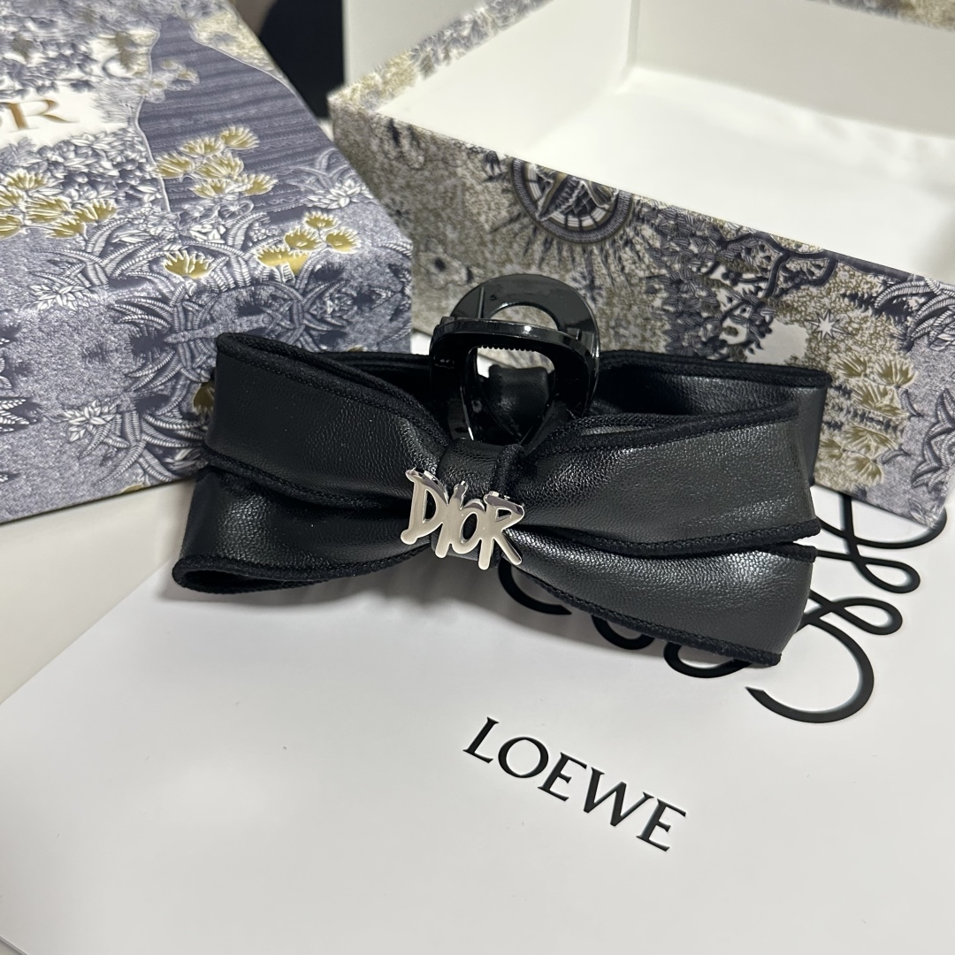 （单个）配专柜包装 
DIOR（迪奥）中古vintage复古五金抓夹
优雅的girl值得入手 非常好搭配