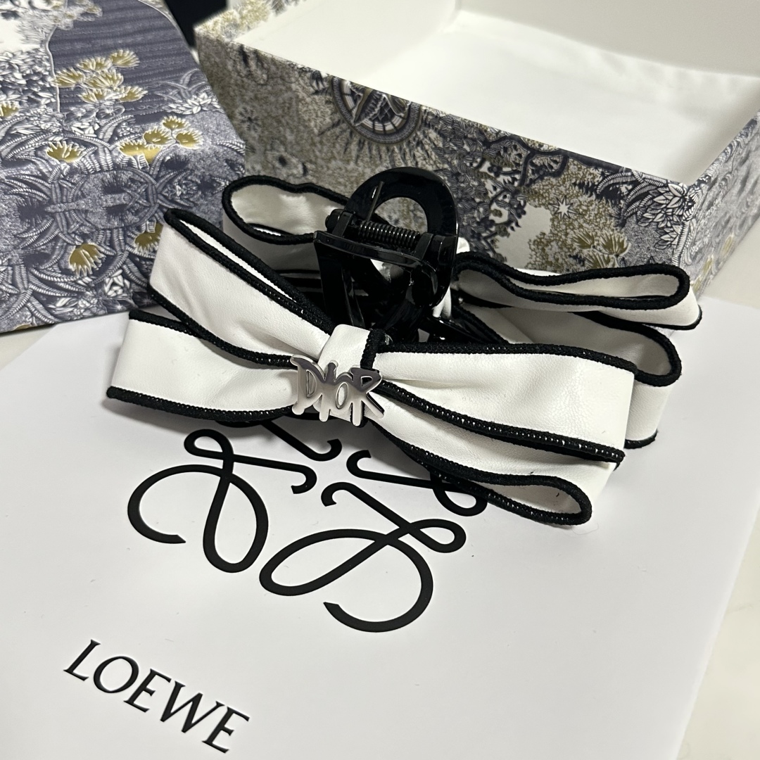 （单个）配专柜包装 
DIOR（迪奥）中古vintage复古五金抓夹
优雅的girl值得入手 非常好搭配