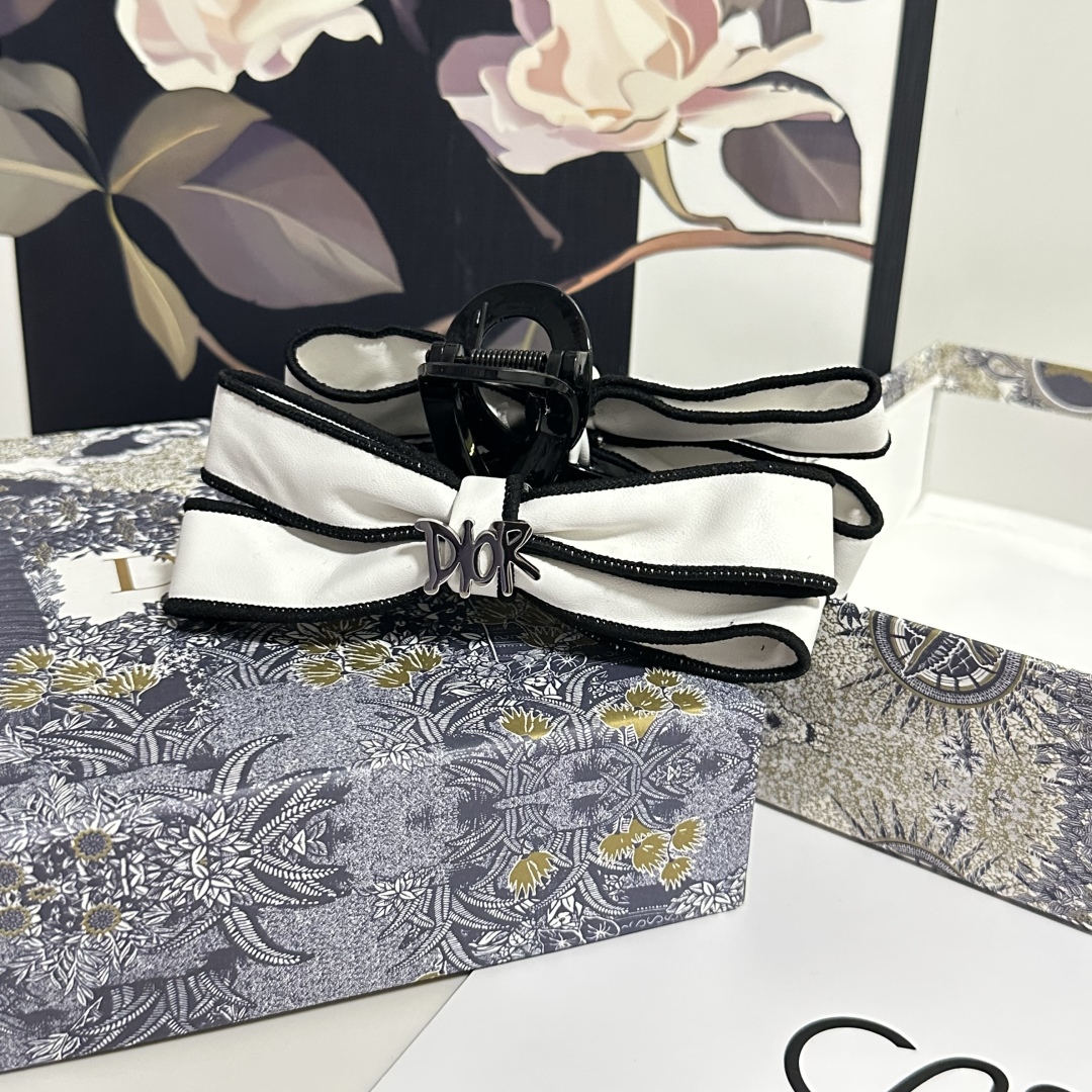 （单个）配专柜包装 
DIOR（迪奥）中古vintage复古五金抓夹
优雅的girl值得入手 非常好搭配