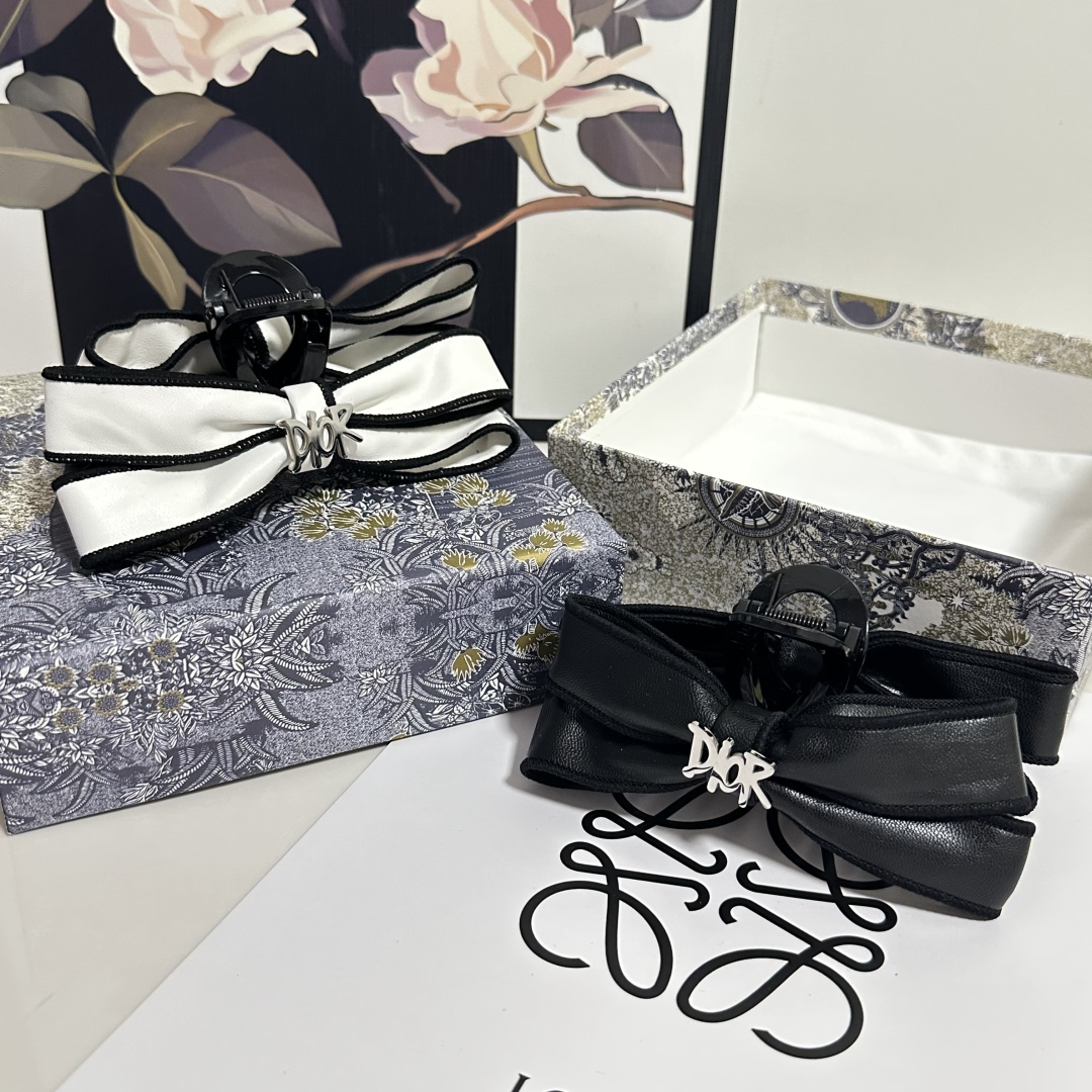 （单个）配专柜包装 
DIOR（迪奥）中古vintage复古五金抓夹
优雅的girl值得入手 非常好搭配