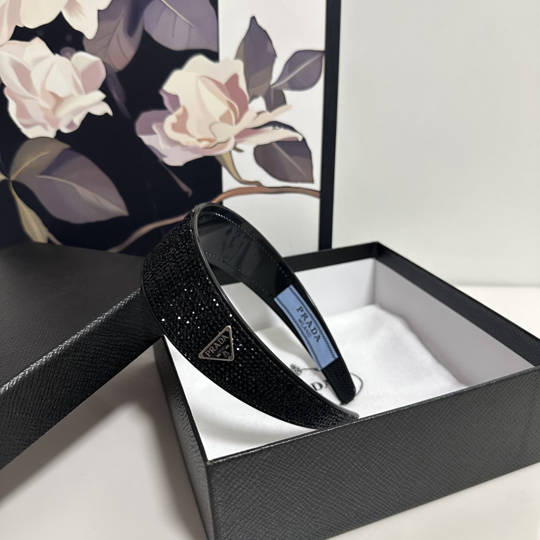  配专柜包装
Prada（普拉达）最新高工发箍
小仙女快入手
特殊材质 不嘞头
可盐可甜～