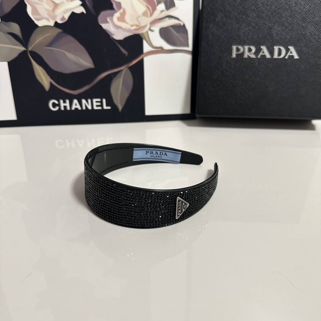  配专柜包装
Prada（普拉达）最新高工发箍
小仙女快入手
特殊材质 不嘞头
可盐可甜～