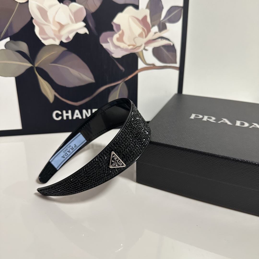  配专柜包装
Prada（普拉达）最新高工发箍
小仙女快入手
特殊材质 不嘞头
可盐可甜～