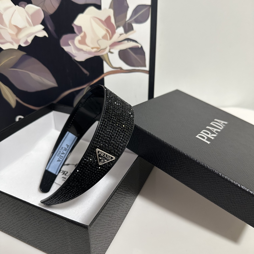  配专柜包装
Prada（普拉达）最新高工发箍
小仙女快入手
特殊材质 不嘞头
可盐可甜～