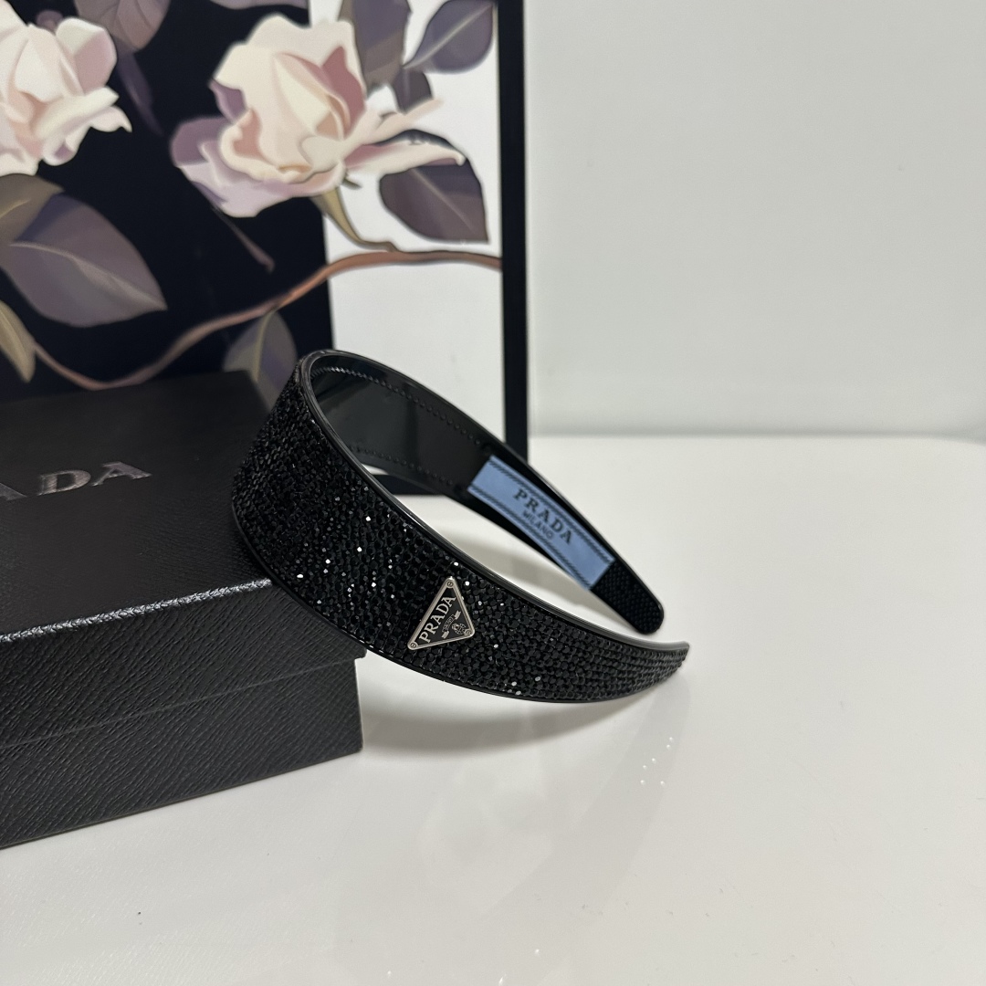  配专柜包装
Prada（普拉达）最新高工发箍
小仙女快入手
特殊材质 不嘞头
可盐可甜～