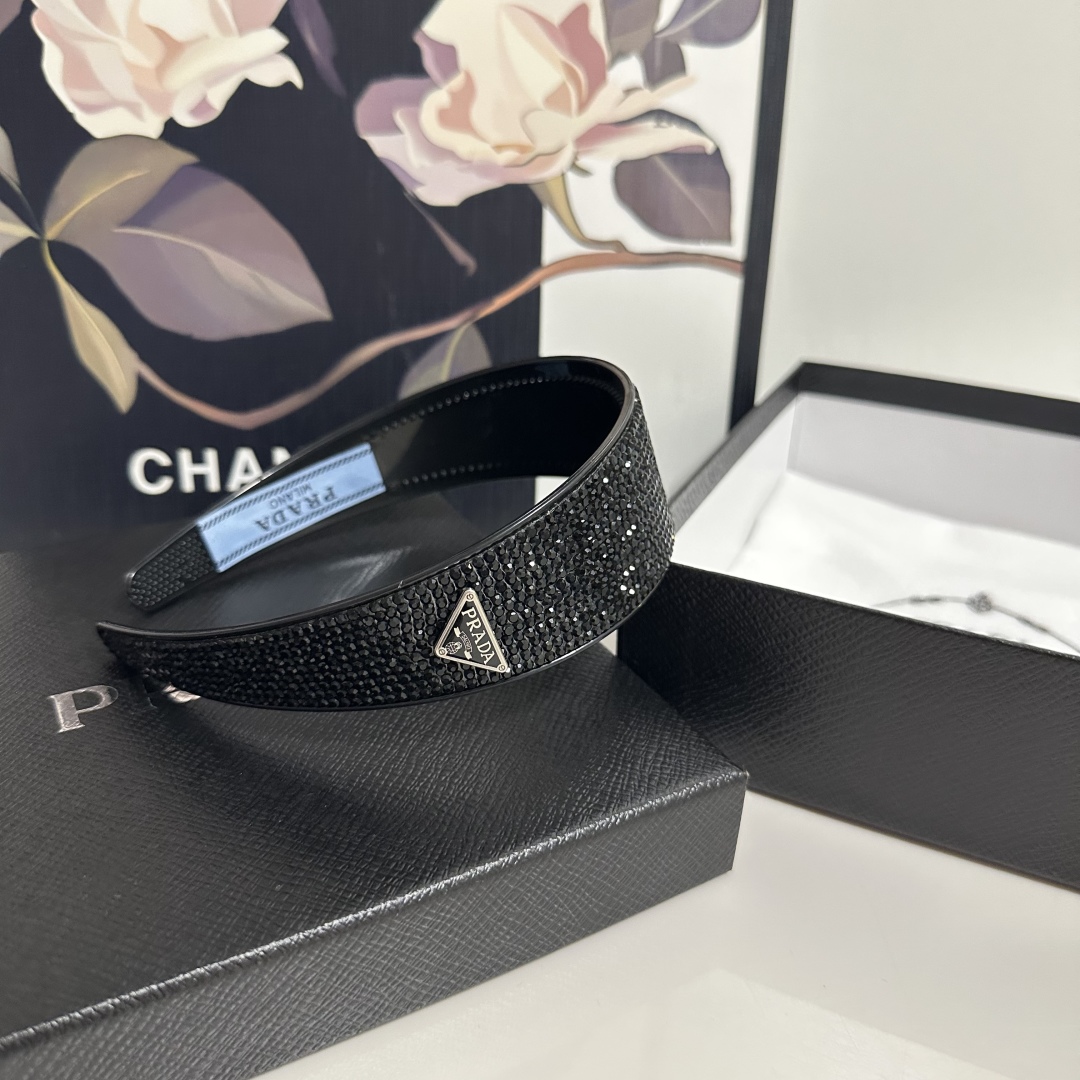 配专柜包装
Prada（普拉达）最新高工发箍
小仙女快入手
特殊材质 不嘞头
可盐可甜～