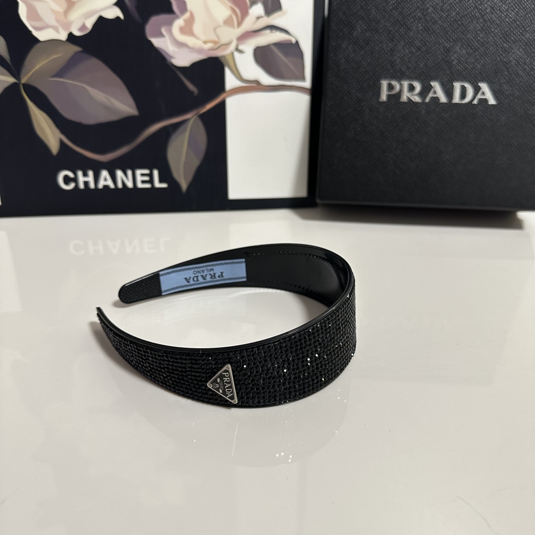  配专柜包装
Prada（普拉达）最新高工发箍
小仙女快入手
特殊材质 不嘞头
可盐可甜～