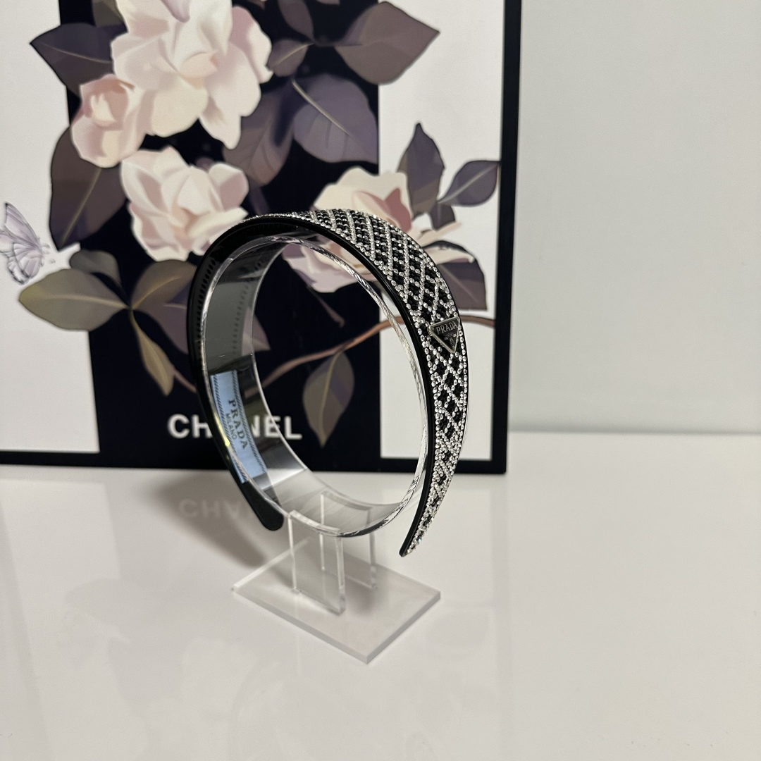  配专柜包装
Prada（普拉达）最新高工发箍
小仙女快入手
特殊材质 不嘞头
可盐可甜～