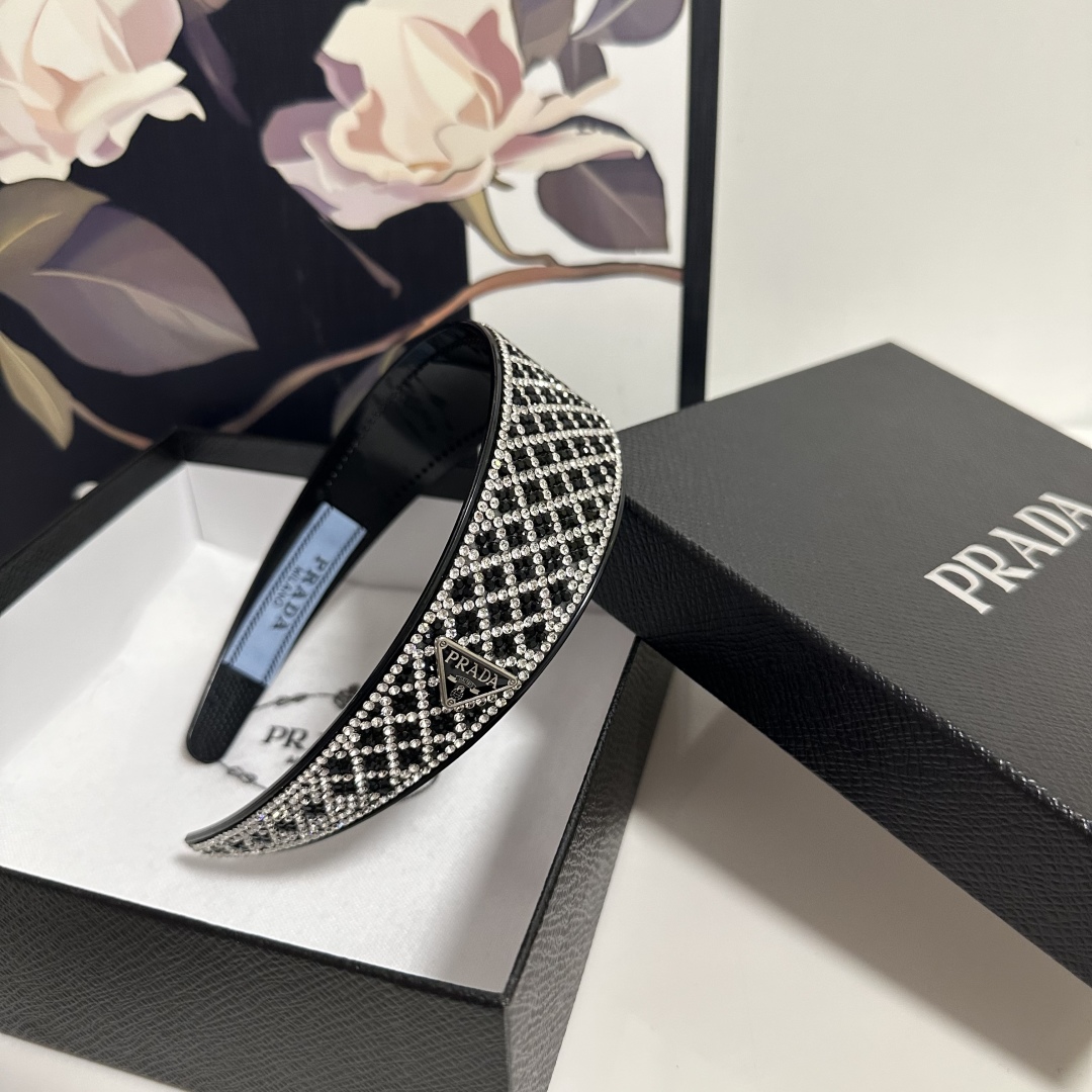  配专柜包装
Prada（普拉达）最新高工发箍
小仙女快入手
特殊材质 不嘞头
可盐可甜～