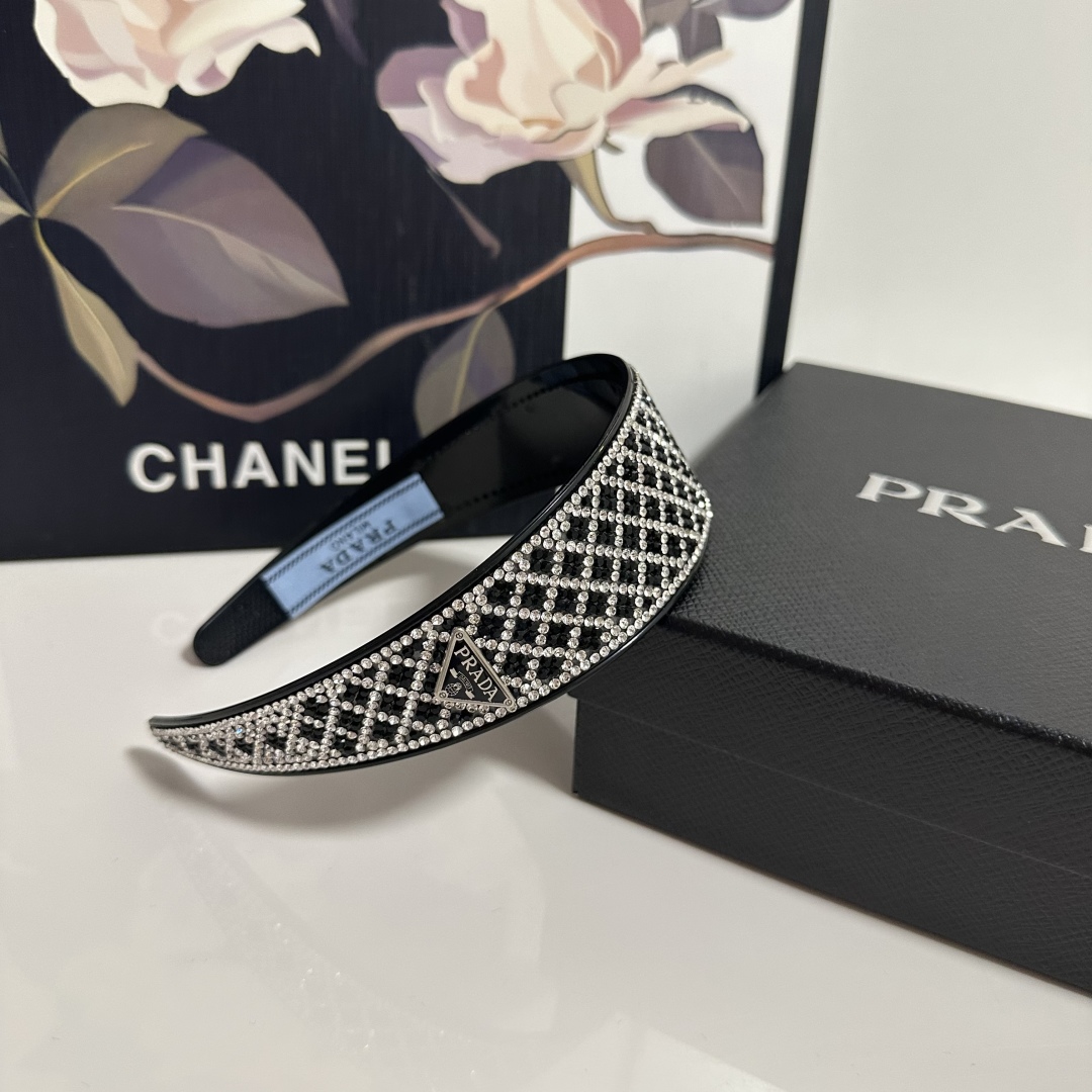  配专柜包装
Prada（普拉达）最新高工发箍
小仙女快入手
特殊材质 不嘞头
可盐可甜～