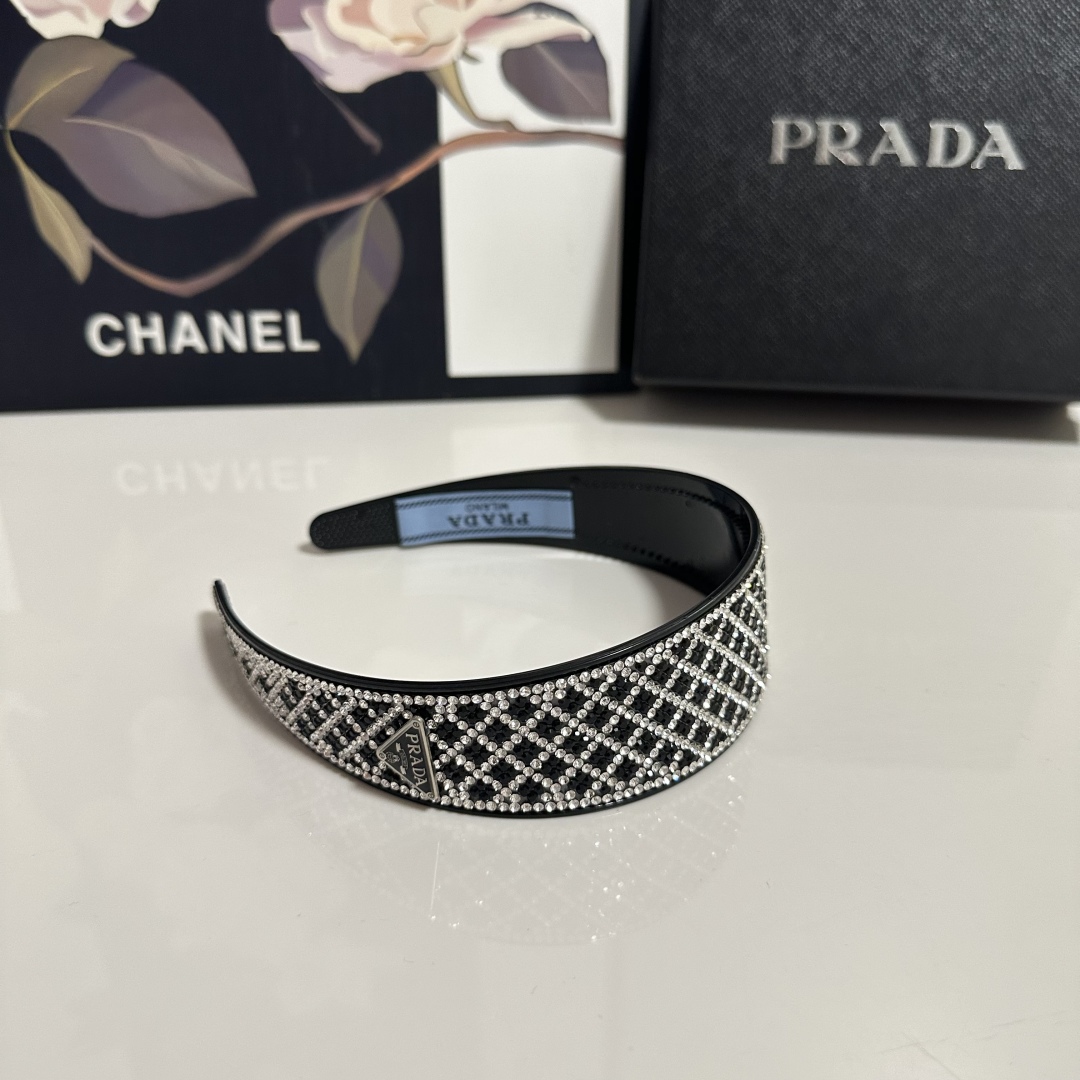  配专柜包装
Prada（普拉达）最新高工发箍
小仙女快入手
特殊材质 不嘞头
可盐可甜～