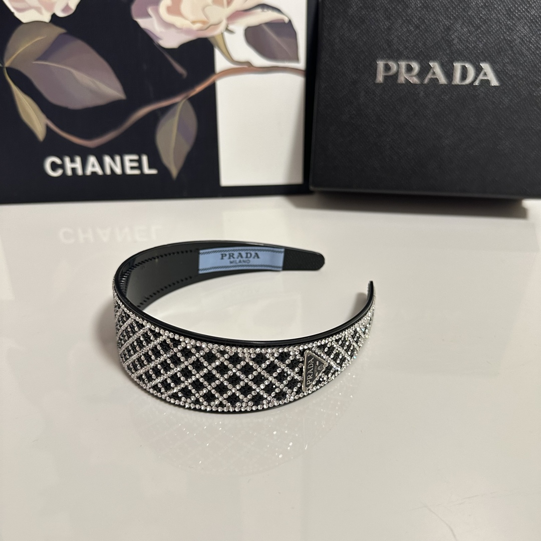  配专柜包装
Prada（普拉达）最新高工发箍
小仙女快入手
特殊材质 不嘞头
可盐可甜～