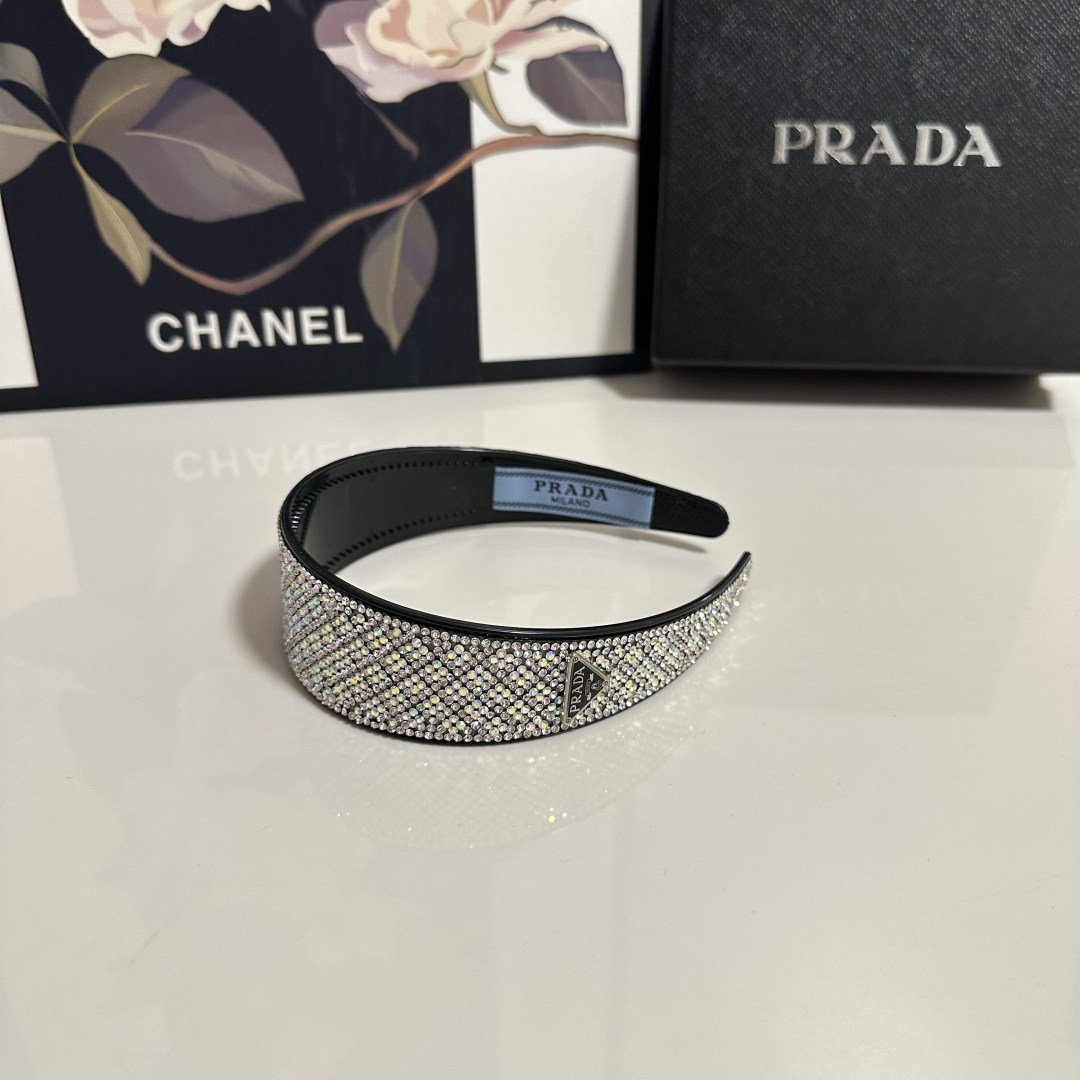  配专柜包装
Prada（普拉达）最新高工发箍
小仙女快入手
特殊材质 不嘞头
可盐可甜～